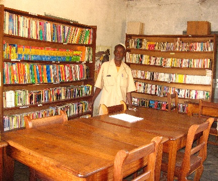 Lamine DIATTA dans sa bibliothèque Lire en Afrique de MLOMP (Bignona) en 2013